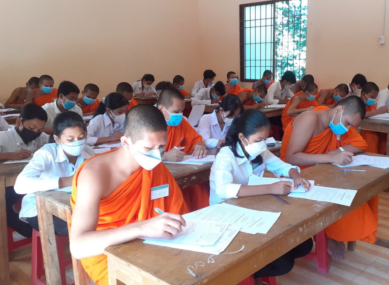 Những lớp học chữ viết Pali miễn phí của các vị tăng sinh và trẻ em ở các phum sóc tỉnh Sóc Trăng. (Ảnh: Phương Nghi)