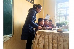 Những thầy cô 'hứng sóng' đem bài giảng đến với học sinh Púng Luông