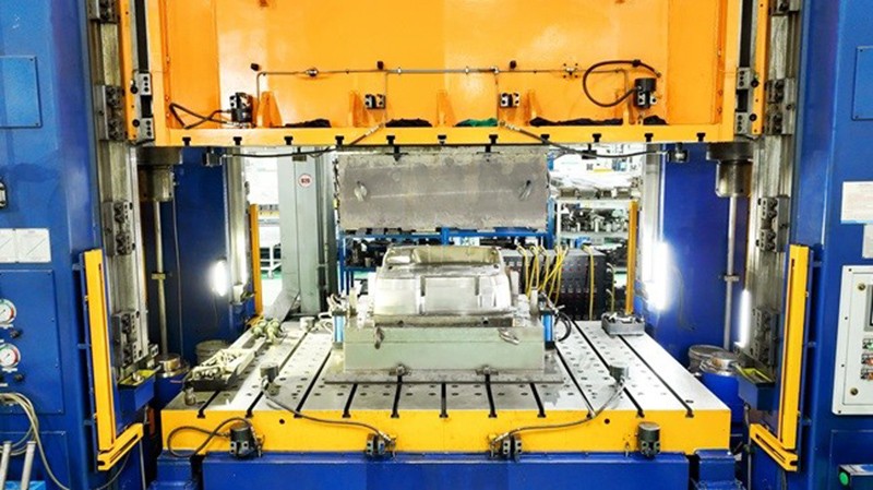 Máy ép thủy lực 1.000 tấn tại Tổng Công ty Tổ hợp Cơ khí sử dụng khuôn SMC capo xe nâng (Ảnh: THACO)