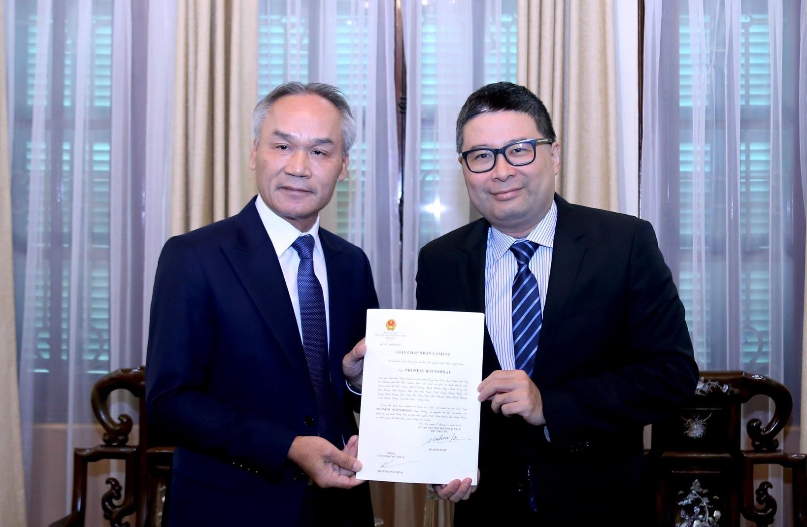 Bộ Ngoại giao trao Giấy Chấp nhận lãnh sự cho Tổng Lãnh sự mới của Lào tại TP. Hồ Chí Minh