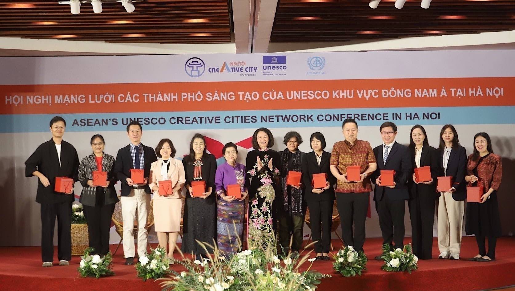 Phó Chủ tịch UBND thành phố Hà Nội Vũ Thu Hà tặng quà lưu niệm cho đại diện các thành phố Sáng tạo tham gia diễn đàn. Ảnh: TTXVN phát