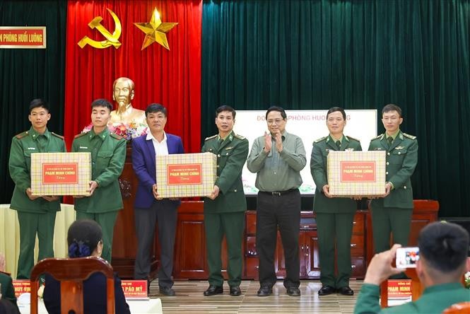 Thủ tướng Phạm Minh Chính tặng quà cho cán bộ, chiến sĩ Đồn Biên phòng Huổi Luông. (Nguồn: TTXVN)