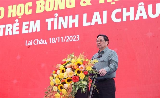 Thủ tướng Phạm Minh Chính phát biểu khi đến thăm Trường Phổ thông Dân tộc bán trú Tiểu học Pa Tần. (Nguồn: TTXVN)