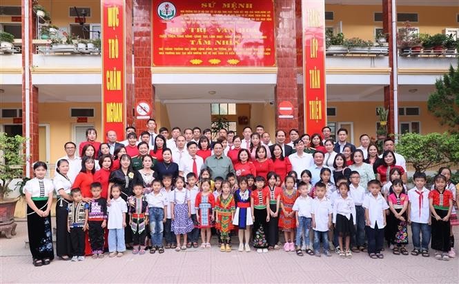Thủ tướng Phạm Minh Chính với giáo viên, học sinh Trường phổ thông dân tộc bán trú Tiểu học Pa Tần. (Nguồn: TTXVN)
