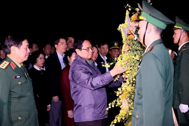 Thủ tướng Phạm Minh Chính dâng hoa tưởng niệm các Anh hùng, liệt sĩ xã Ma Li Pho, huyện Phong Thổ. (Nguồn: TTXVN)