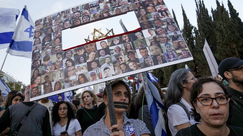 (11.19) Nhiều người dân Israel đã xuống đường tuần hành từ Tel Aviv tới Jerusalem để gây áp lực, buộc Thủ tướng Benjamin Netanyahu sớm có thỏa thuận trao đổi toàn bộ con tin. (Nguồn: AP)
