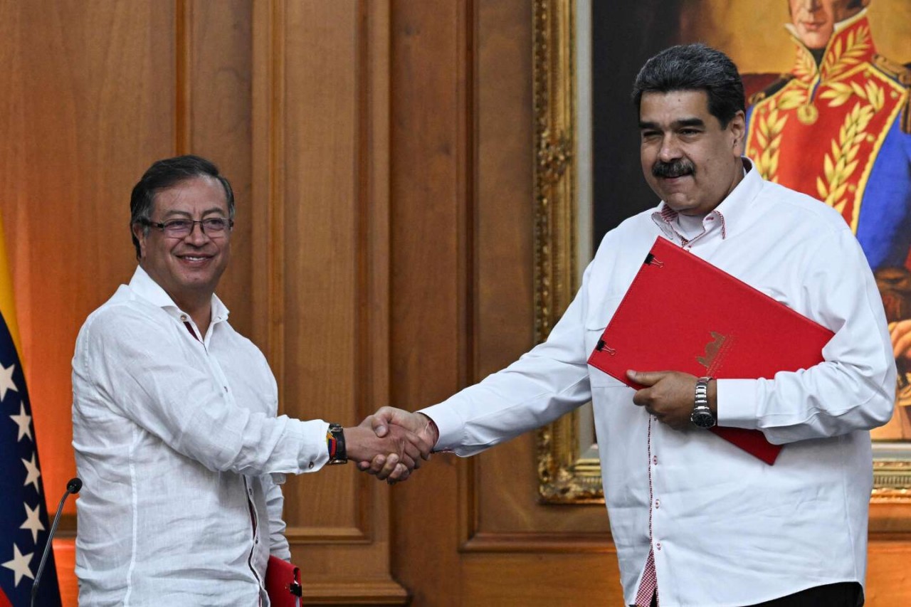 (11.19) Tổng thống Colombia Gustavo Petro và người đồng cấp chủ nhà Nicolas Maduro ngày 18/11 tại Caracas, Venezuela. (Nguồn: AFP)