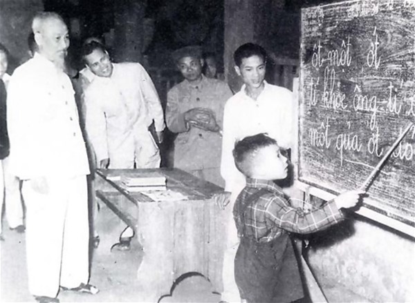 inh thời, Chủ tịch Hồ Chí Minh đặc biệt quan tâm sự nghiệp đến giáo dục, người thầy giáo và công việc học tập của học sinh (Ảnh tư liệu). 