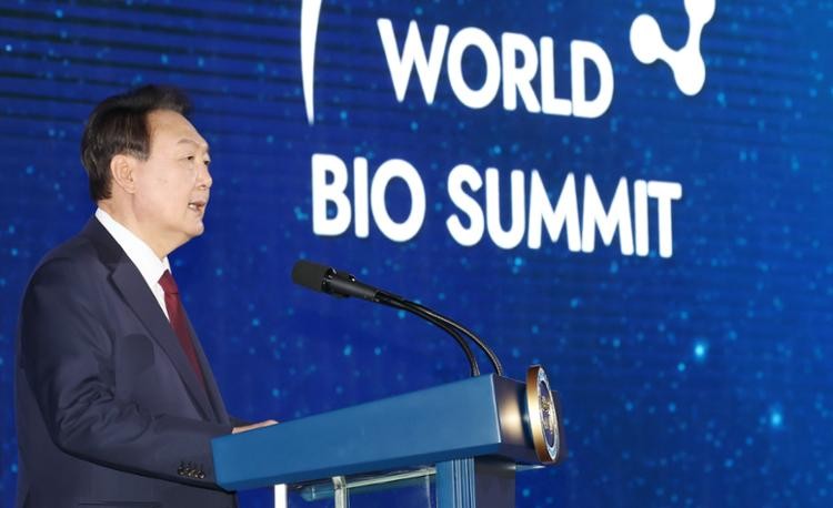 President Yoon Suk Yeol gives an opening speech during World Bio Summit 2022 at Grand Walkerhill Seoul hotel in Gwangjin District, Seoul, Oct. 25, 2022. Korea Times photo by Seo Jae-hoon