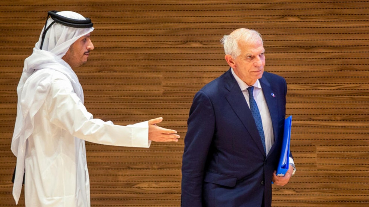 Thủ tướng kiêm ngoại trưởng Qatar Mohammed bin Abdulrahman bin Jassim al-Thani (trái) và Cao ủy phụ trách chính sách đối ngoại và an ninh của EU Josep Borrell sau cuộc hội đàm tại Doha vào ngày 19/11/2023. (Nguồn: AFP)