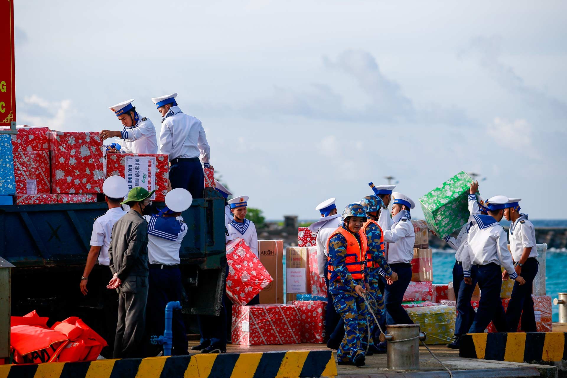 Các chiến sỹ trên đảo Sinh Tồn tiếp nhận quà từ đất liền
