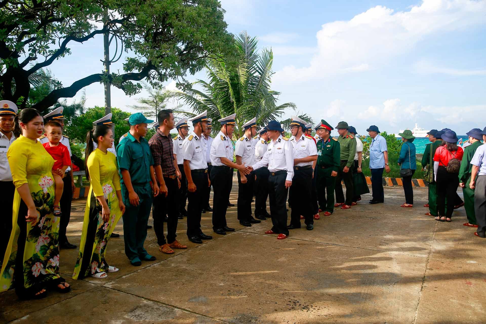 Các chiến sỹ và nhân dân trên đảo chào đón đoàn công tác