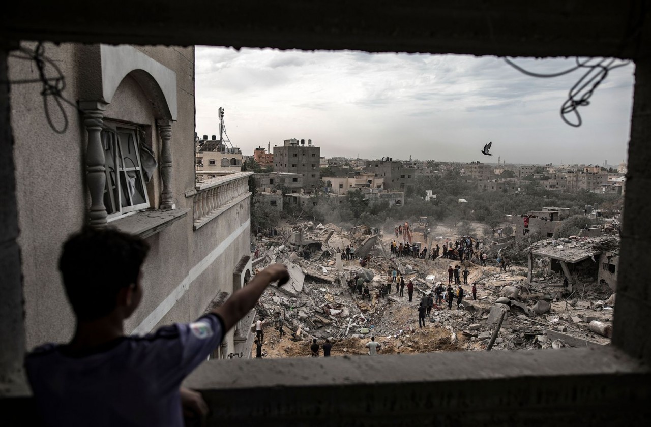 Người dân Palestine tìm kiếm thi thể và những người sống sót trong đống đổ nát của một tòa nhà sau cuộc tấn công của Israel ở Khan Younis, Gaza, ngày 12/11. (Nguồn: Shutterstock)