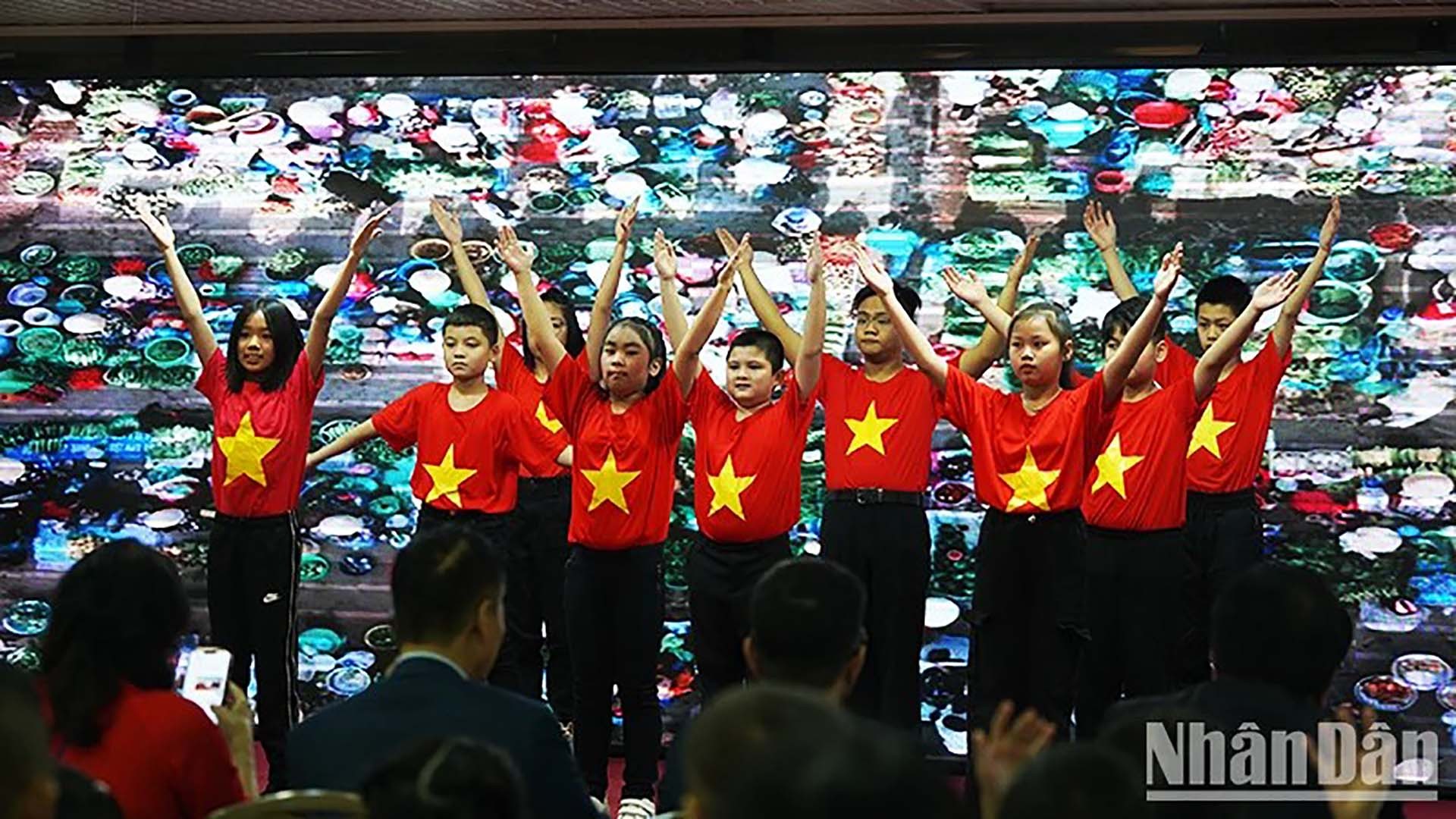 Tiết mục biểu diễn văn nghệ của các em học sinh – con em cộng đồng người Việt tại Nga (Nguồn: Báo Nhân Dân)