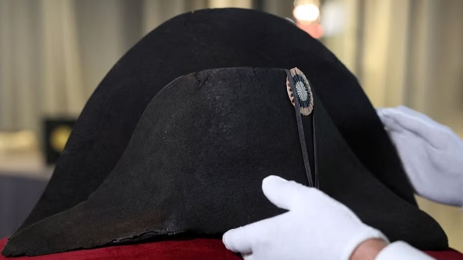 Pháp: Chiếc mũ nỉ của Hoàng đế Napoleon Bonaparte có giá bán khoảng 2,1 triệu USD
