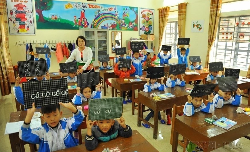 Nguyen Thi Hang, a Muong ethnic minority teacher at the Cuc Phuong Primary School in Cuc Phuong commune, Nho Quan district, Ninh Binh province, is persistent and strives to find new, lively, and effective methods in teaching. (Photo: VNA)