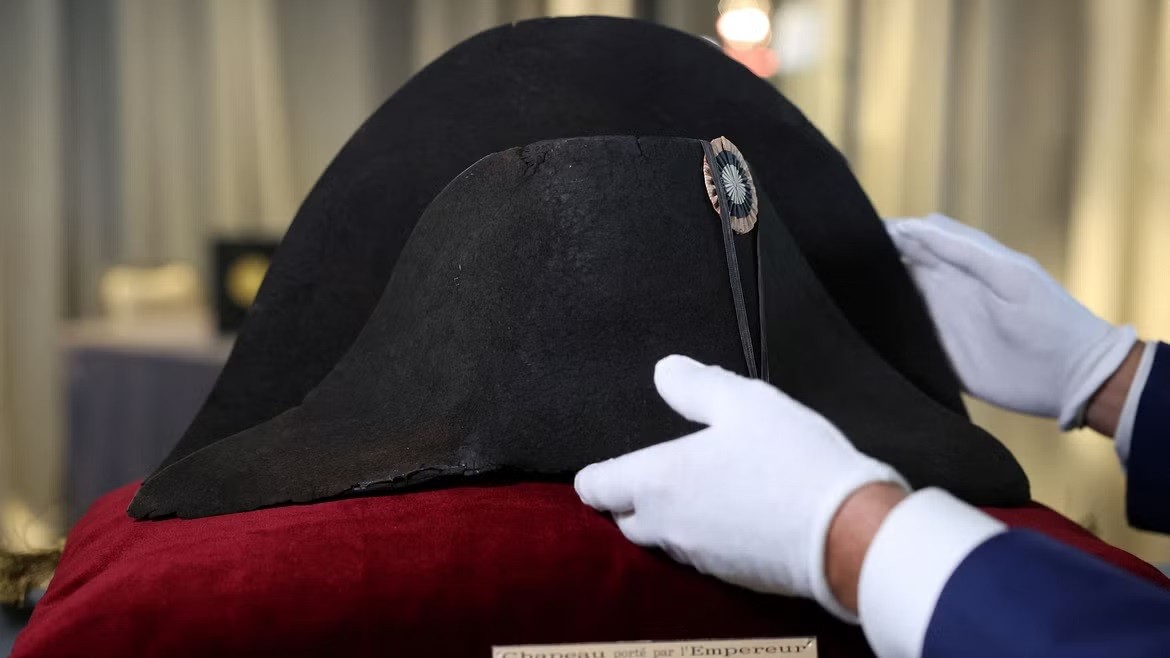 Pháp: Chiếc mũ nỉ bicorne của Hoàng đế Napoleon Bonaparte trị giá khoảng 2,1 triệu USD