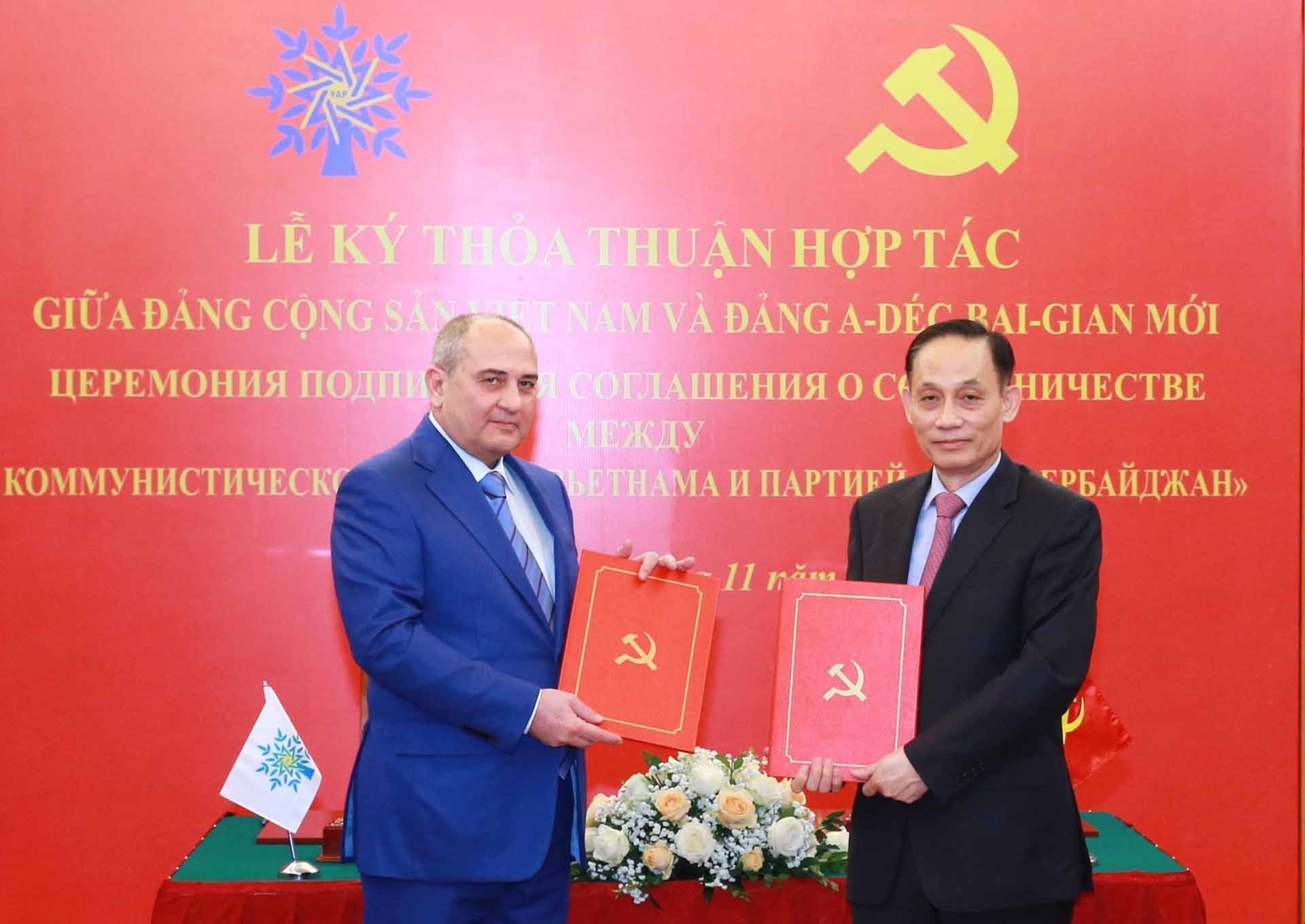Trưởng ban Đối ngoại Trung ương Lê Hoài Trung và Phó Chủ tịch Đảng Azerbaijan Mới Tahir Budagov trao bản thoả thuận hợp tác giữa hai Đảng. (Nguồn : TTXVN)