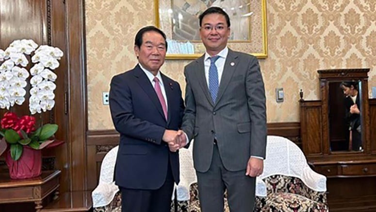 Đại sứ Phạm Quang Hiệu chào Chủ tịch Hạ viện Nhật Bản Nukaga Fukushiro