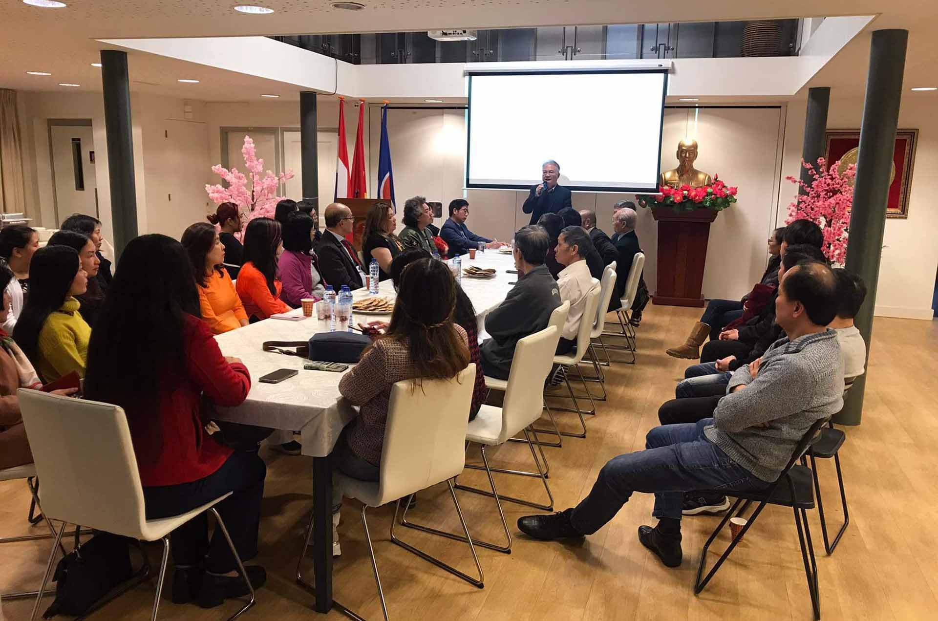 Đại sứ Ngô Hướng Nam gặp mặt bà con cộng đồng người Việt Nam tại Hà Lan
