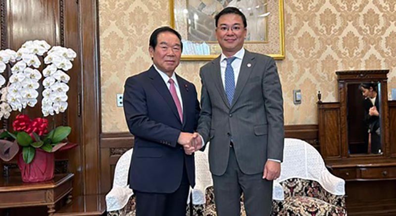 Chủ tịch Hạ viện Nhật Bản Nukaga Fukushiro và Đại sứ Phạm Quang Hiệu.