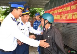 Cảnh sát biển hỗ trợ nhân dân tỉnh Thừa Thiên Huế bị ảnh hưởng nghiêm trọng do mưa lũ