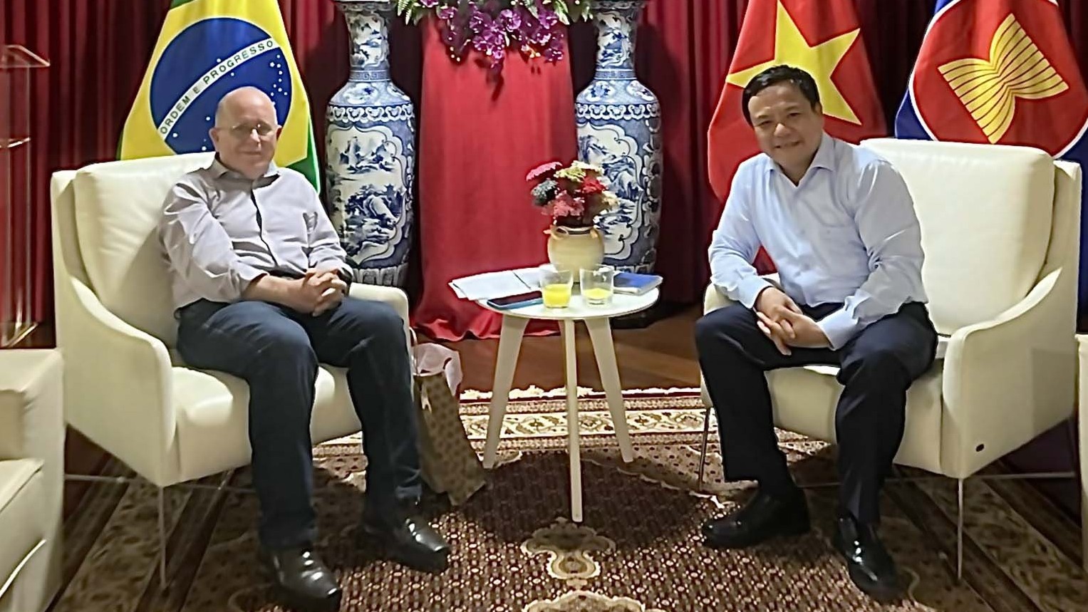 Ðại sứ Bùi Văn Nghị tiếp Tổng thư ký Hội hữu nghị Brazil-Việt Nam