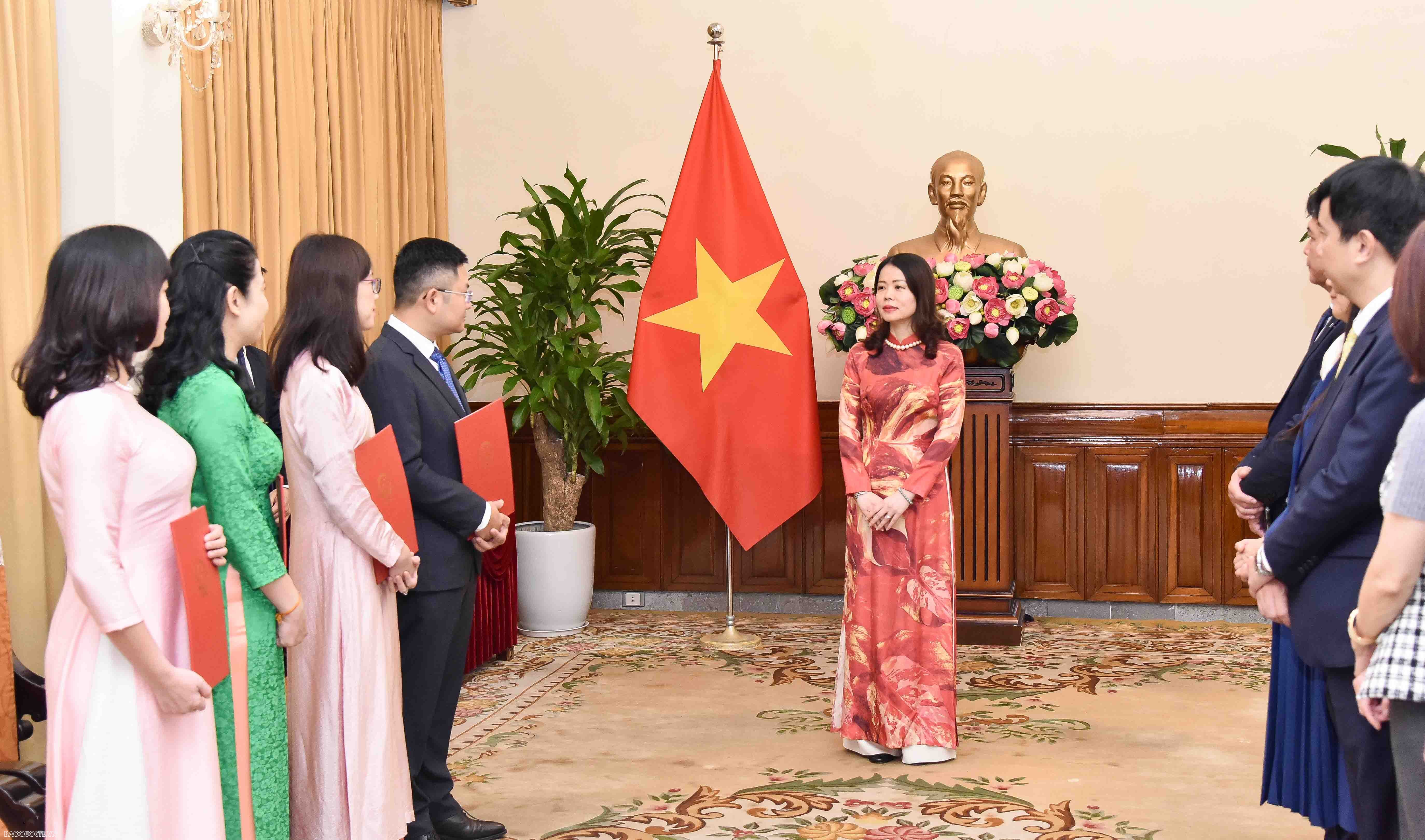 Thứ trưởng Ngoại giao Nguyễn Minh Hằng trao quyết định bổ nhiệm, điều động 4 lãnh đạo cấp Vụ