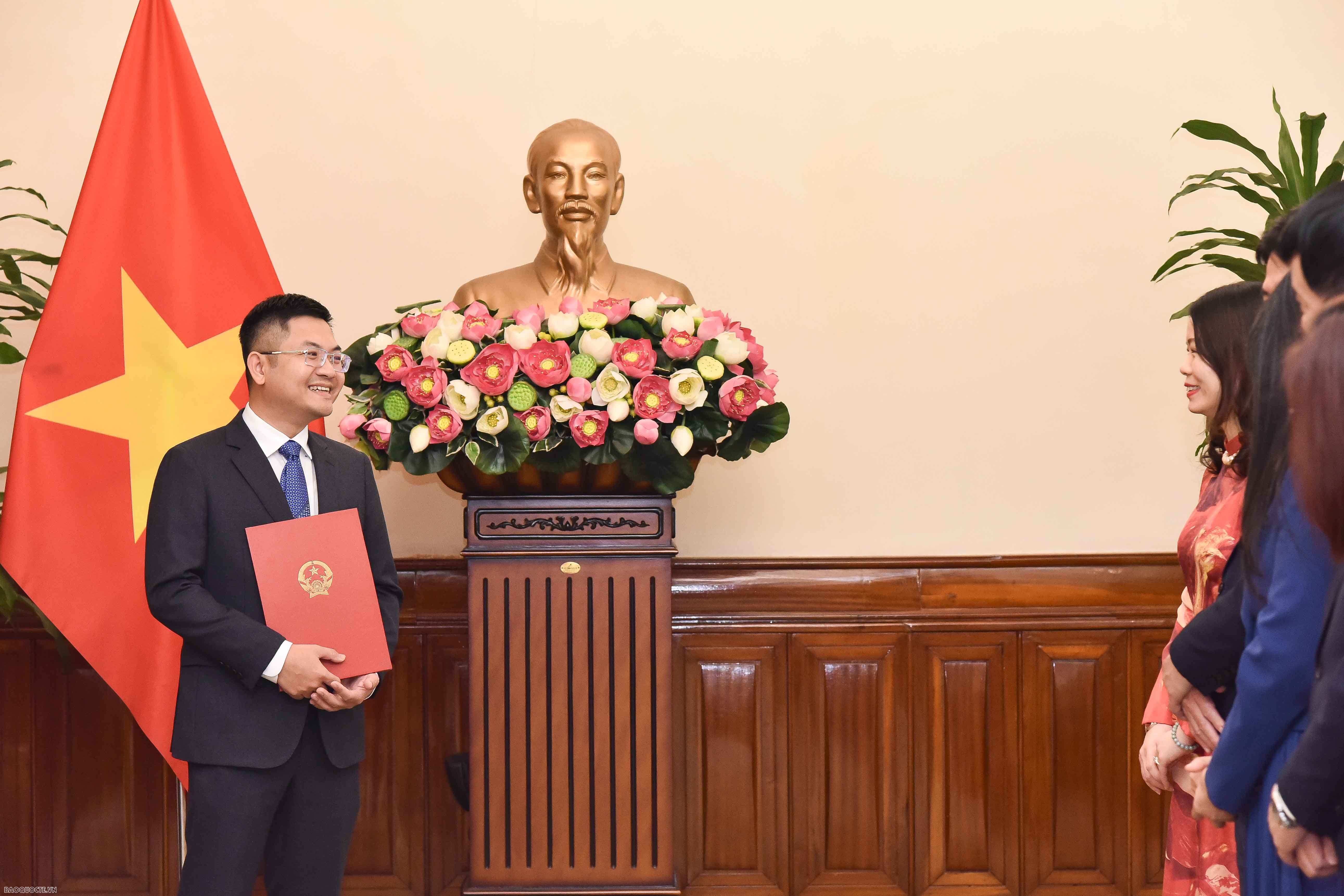Thứ trưởng Ngoại giao Nguyễn Minh Hằng trao quyết định bổ nhiệm, điều động 4 lãnh đạo cấp Vụ