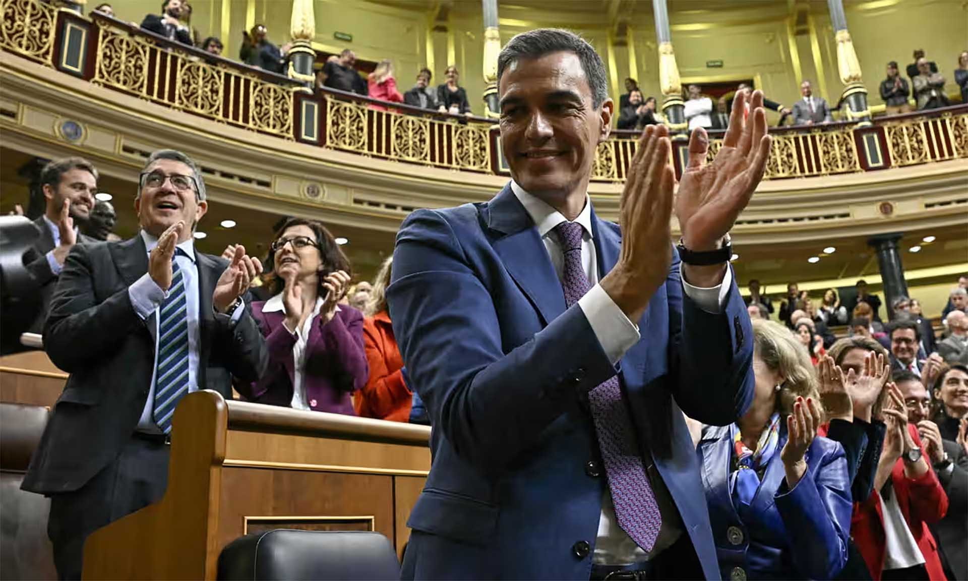 Thủ tướng Tây Ban Nha Pedro Sanchez tái đắc cử nhiệm kỳ mới sau khi nhận được 179 phiếu thuận và 171 phiếu chống, không có phiếu trắng trong cuộc bỏ phiếu ngày 16/11 tại Quốc hội.