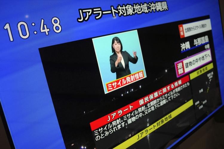 Truyền hình Nhật Bản đưa tin về vụ phóng vệ tinh do thám của Triều Tiên, ngày 21/11. (Nguồn: AP)