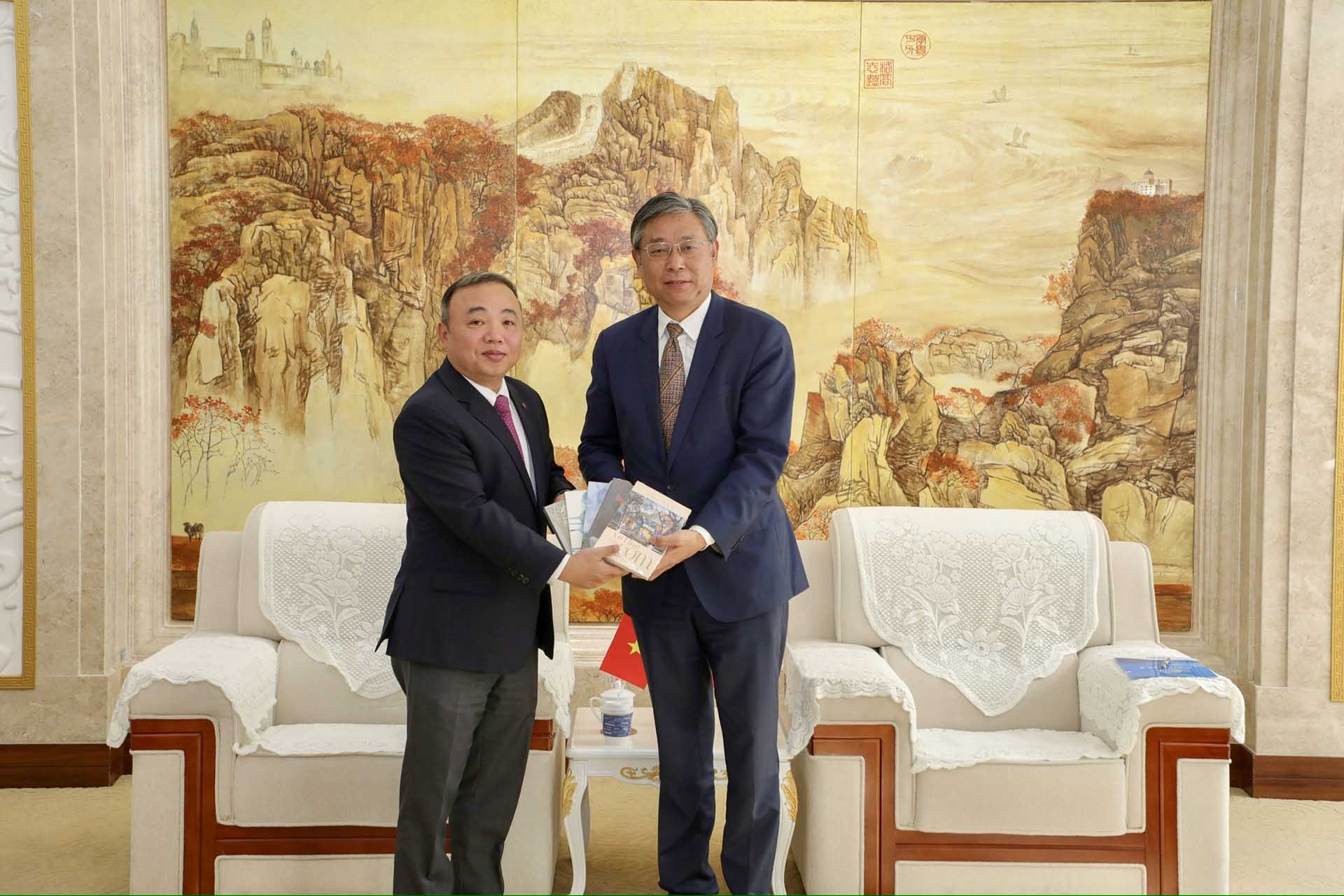 Tổng lãnh sự Nguyễn Thế Tùng trao tặng sách tiếng Việt cho Khoa tiếng Việt Nam của trường.