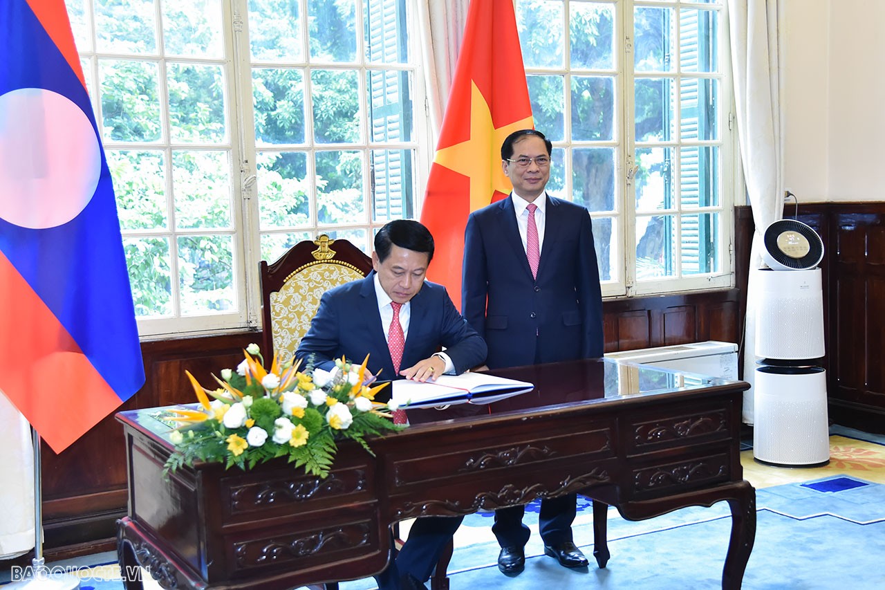 Tham vấn Chính trị cấp Bộ trưởng Ngoại giao Việt Nam-Lào là cơ chế hợp tác thường niên quan trọng giữa hai Bộ, được luân phiên tổ chức hàng năm. 
