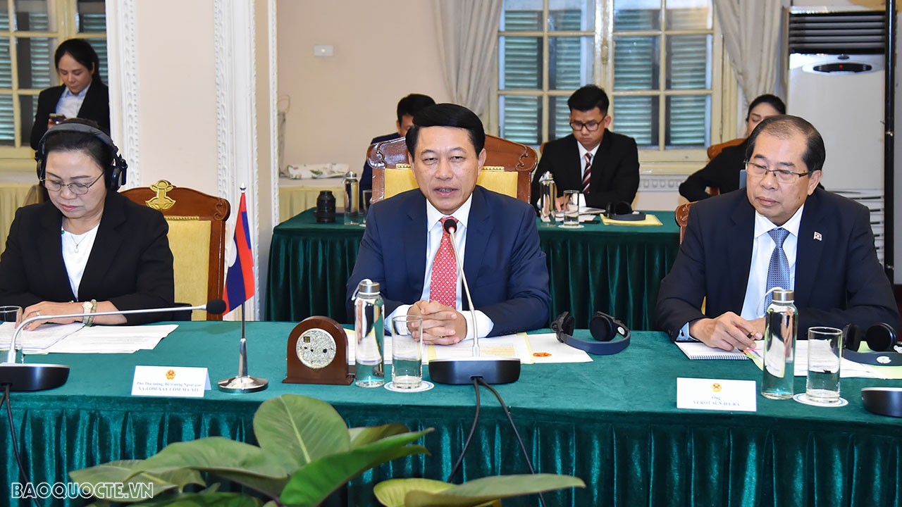 Vietnam, Laos Ministers hold 10th Foreign Ministerial Consultation Meeting in Hanoi