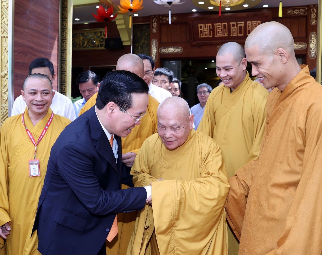 Chủ tịch nước Võ Văn Thưởng thăm, chúc mừng Hòa thượng Thích Thiện Nhơn, Chủ tịch Hội đồng Trị sự Giáo hội Phật giáo Việt Nam tại chùa Minh Đạo. (Nguồn: TTXVN)