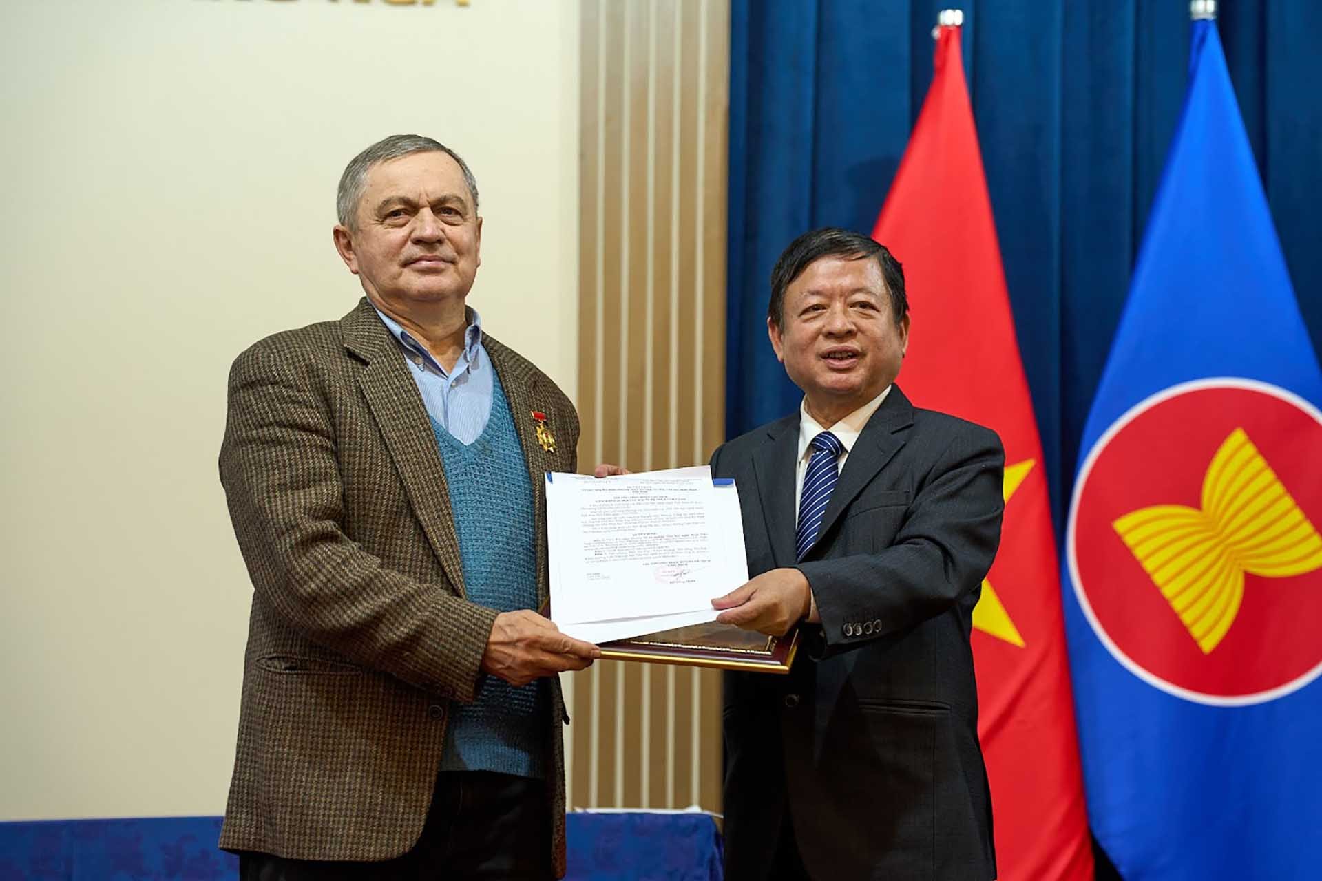 Chủ tịch Liên hiệp Hội Văn học nghệ thuật Việt Nam Đỗ Hồng Quân trao tặng Kỷ niệm chương cho học giả Anatoly Sokolov. (Nguồn: TTXVN)