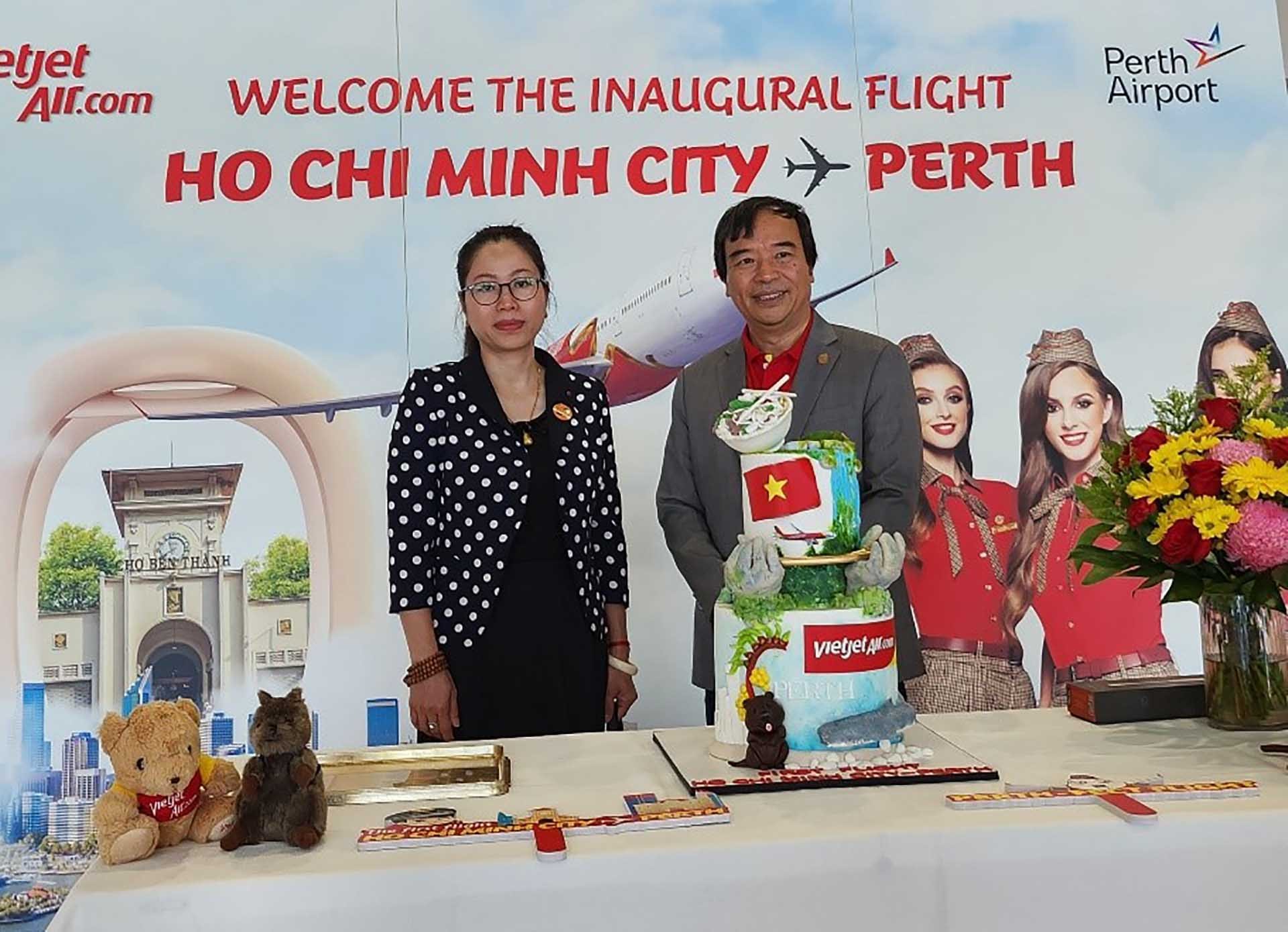 Tổng Lãnh sự Nguyễn Thanh Hà chụp ảnh cùng Phó Tổng giám đốc Vietjet Air Nguyễn Đức Thịnh.
