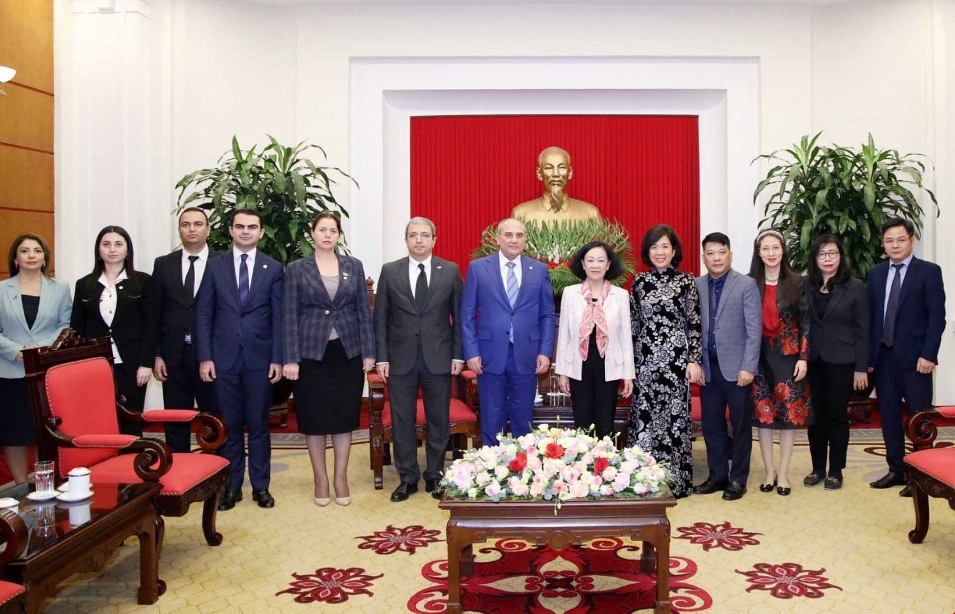 Thường trực Ban Bí thư Trương Thị Mai với Đoàn đại biểu Đảng Azerbaijan Mới. (Nguồn: TTXVN)