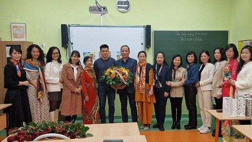 Tri ân các thầy, cô giáo đang giảng dạy tại Trường tiếng Việt Lạc Long Quân