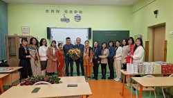 Tri ân các thầy, cô giáo đang giảng dạy tại Trường tiếng Việt Lạc Long Quân