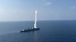 Ấn Độ ghi dấu ấn mới khi tàu khu trục lớp Visakhapatnam phóng thành công tên lửa Brahmos