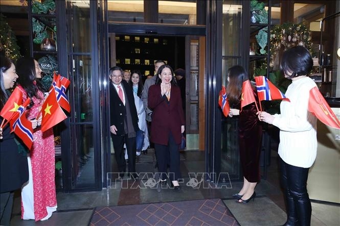 Officials of the Vietnamese Embassy in Oslo and representatives of the Vietnamese community in Norway welcome Vice President Vo Thi Anh Xuan at the airport on November 22 evening. (Photo: VNA)