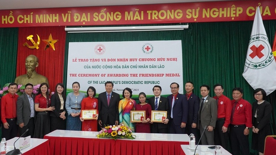 Trung ương Hội Chữ thập đỏ Việt Nam nhận Huy chương Hữu nghị của Chính phủ Lào