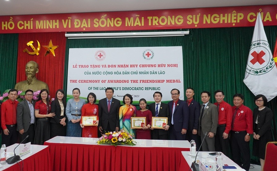 Trung ương Hội Chữ thập đỏ Việt Nam nhận Huy chương Hữu nghị của Chính phủ Lào
