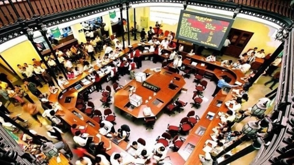 PM Pham Minh Chinh urges efforts to boost safe corporate bond, real estate markets
