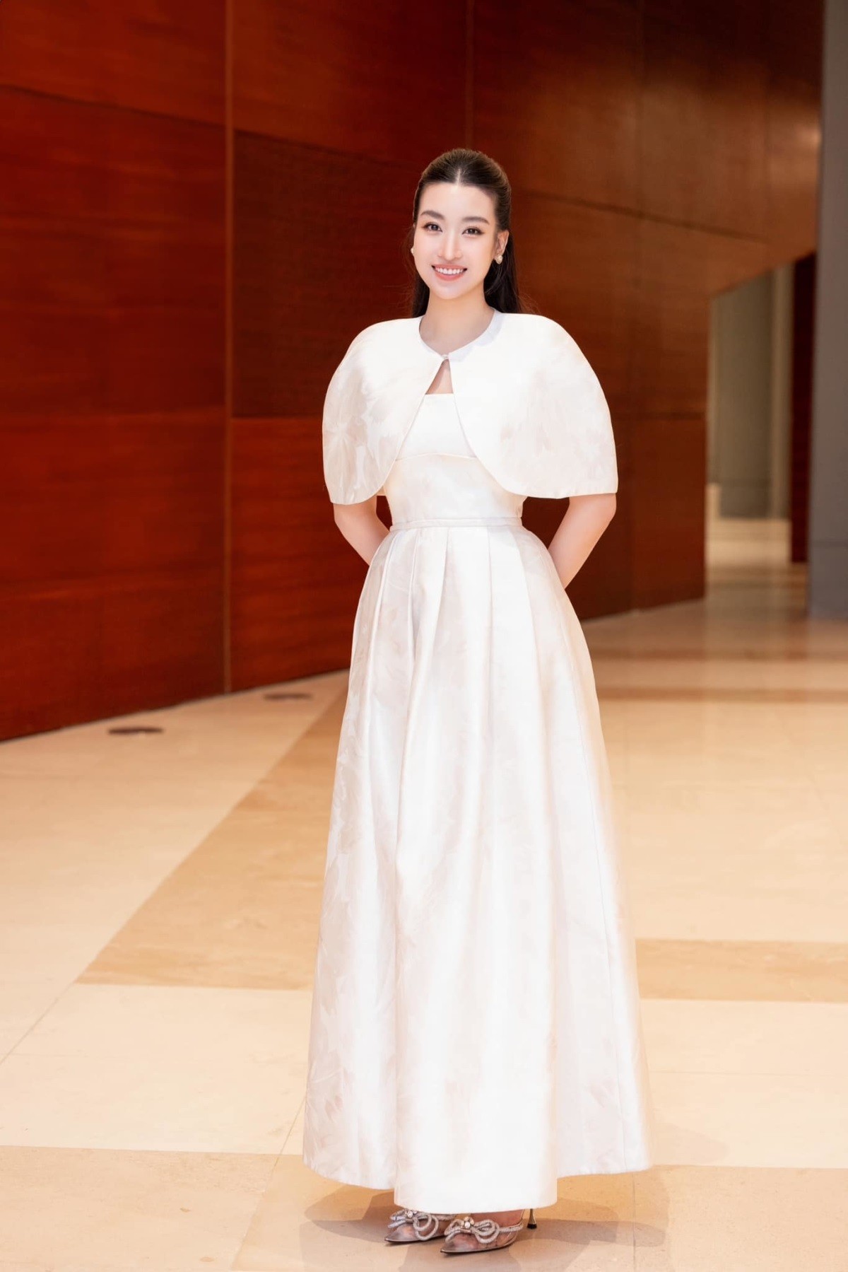 Hoa hậu Đỗ Mỹ Linh dịu dàng cùng phong cách thời trang đơn sắc nhẹ nhàng