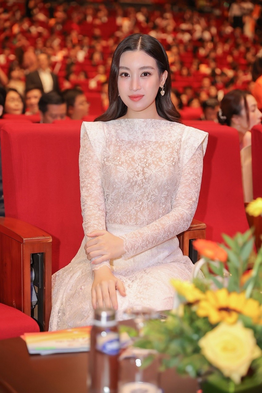 Hoa hậu Đỗ Mỹ Linh xinh đẹp cùng phong cách thời trang đơn sắc nhẹ nhàng