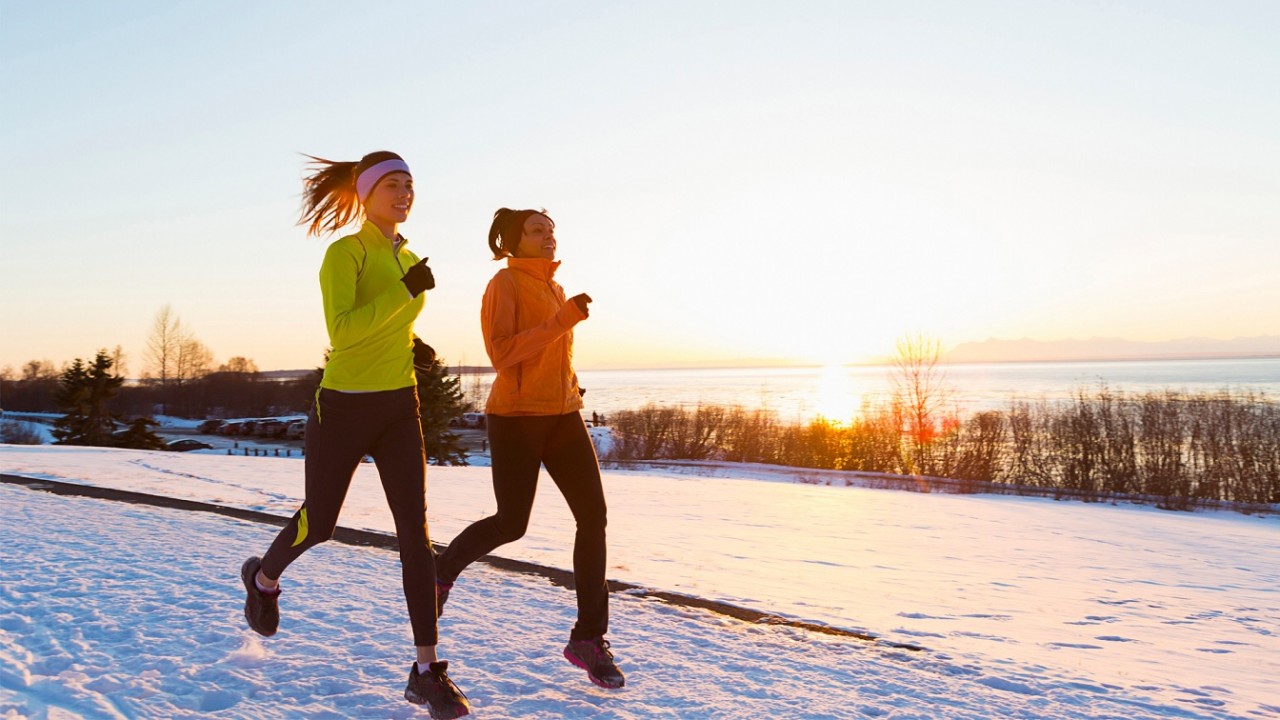 Tập thể dục thường xuyên trong mùa Đông giúp duy trì cân nặng khỏe mạnh. (Nguồn: Getty Images)