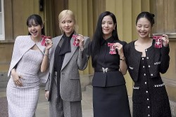 Fan Hàn Quốc chào đón và tặng quà 3 thành viên nhóm nhạc nữ BlackPink trở về từ Anh