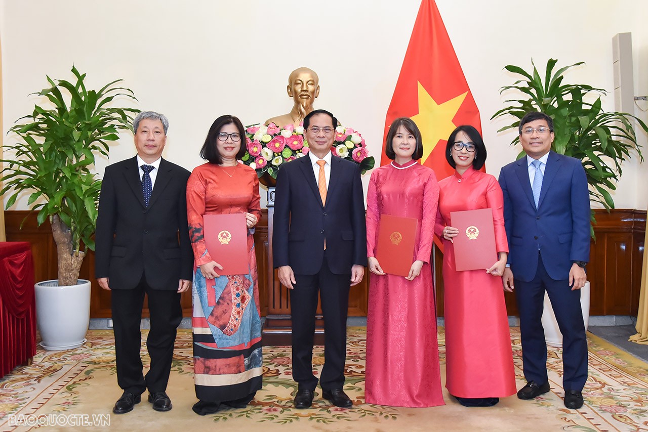 Bộ trưởng Ngoại giao Bùi Thanh Sơn trao quyết định bổ nhiệm Lãnh đạo cấp Vụ